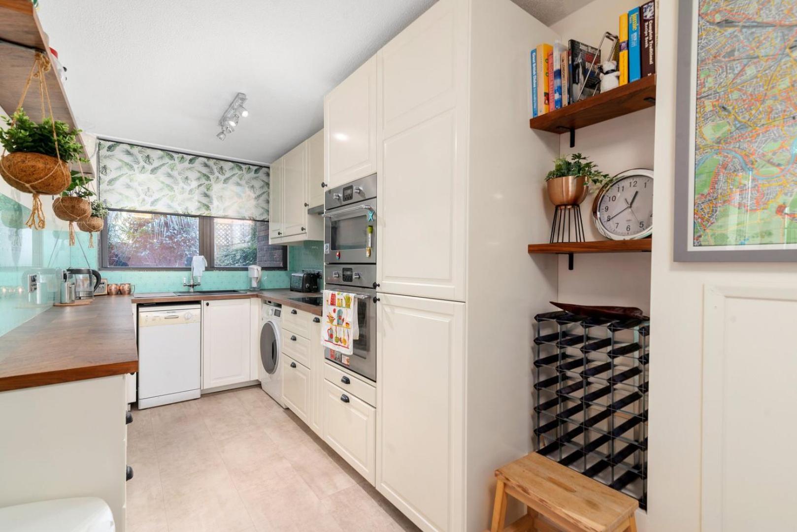 Вилла Guestready - Beautiful 2Br Townhouse W Garden Лондон Экстерьер фото