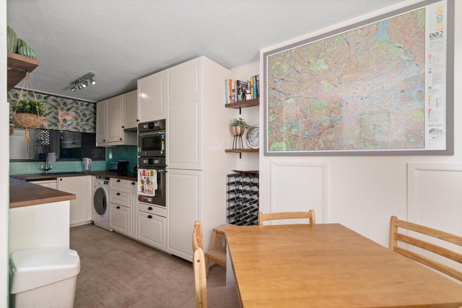 Вилла Guestready - Beautiful 2Br Townhouse W Garden Лондон Экстерьер фото
