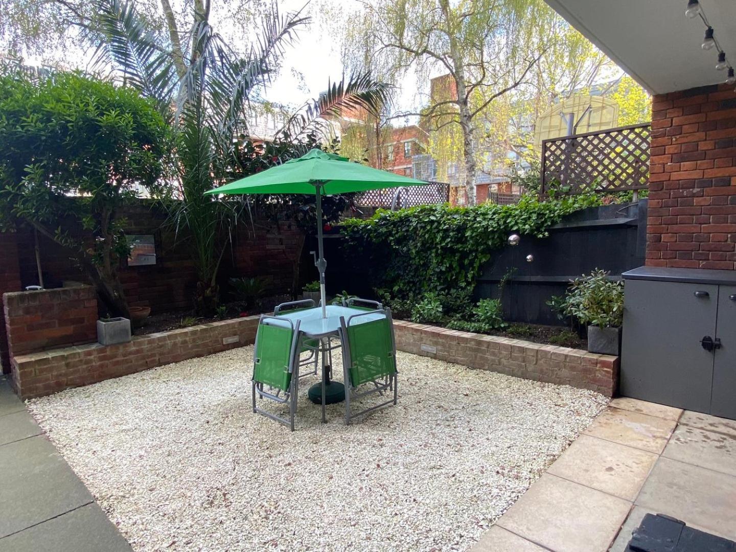 Вилла Guestready - Beautiful 2Br Townhouse W Garden Лондон Экстерьер фото